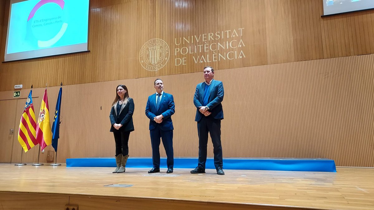 CaminosUPV's tweet photo. 🏅5️⃣ estudiantes de @CaminosUPV han recibido el premio a mejor expediente de la @UPV Les han otorgado el premio el Rector de la escuela, José Capilla y la Vicerrectora M. Esther Gómez.

¡Enhorabuena a todos y todas! 💯

 @DACValencia https://t.co/bS1245BQ8F
