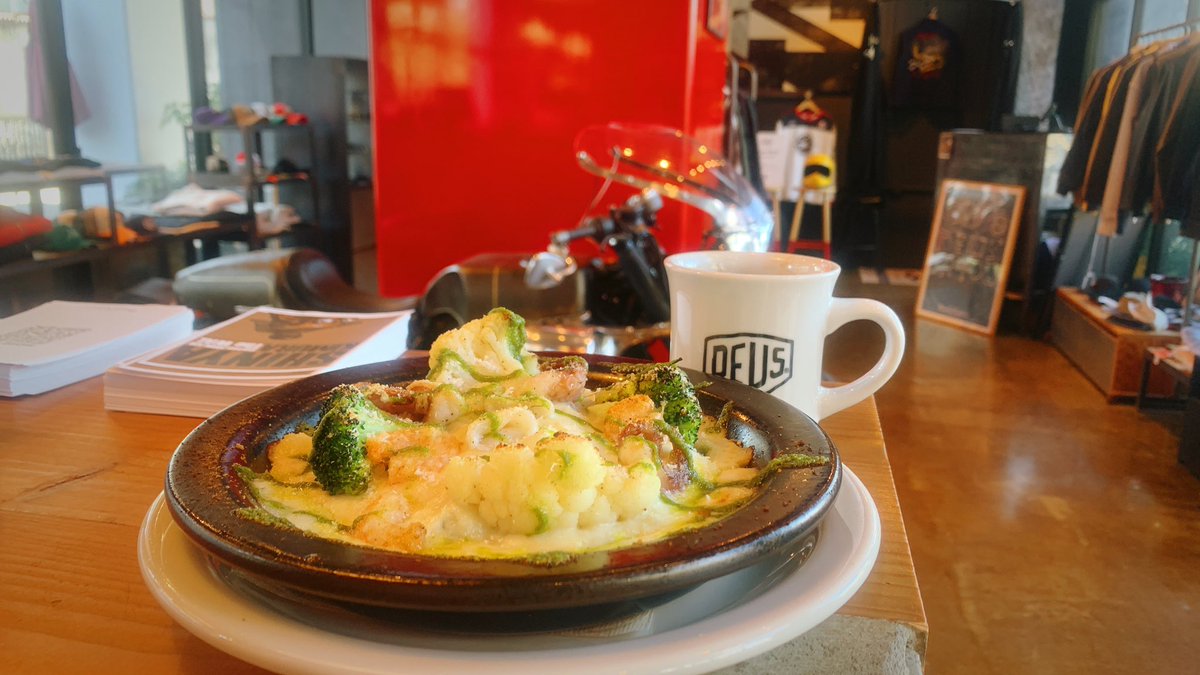 バイクを眺めながらランチ😎 デウス 浅草カフェ10amオープン 寒い日の