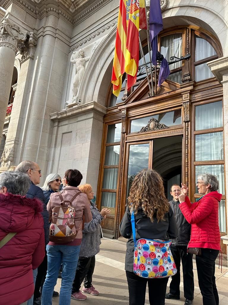 Fesord's tweet photo. 🟦  Per a posar en pràctica tot l'aprés l'alumnat del nostre curs B2 i el grup persones sordes 3r edat han acomiadat l'any amb un passeig pel centre de la ciutat 🏘 en el qual han pogut intercanviar experiències i gaudir de la #LlenguaDeSignes 👐 en un entorn diferent. https://t.co/bNeC1hjIxM