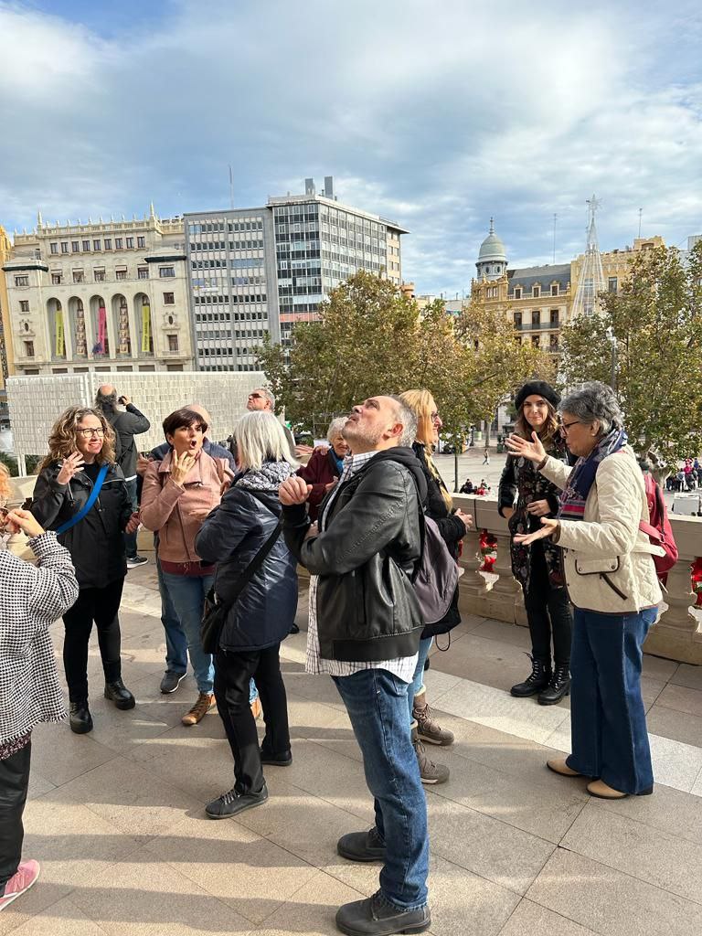 Fesord's tweet photo. 🟦  Per a posar en pràctica tot l'aprés l'alumnat del nostre curs B2 i el grup persones sordes 3r edat han acomiadat l'any amb un passeig pel centre de la ciutat 🏘 en el qual han pogut intercanviar experiències i gaudir de la #LlenguaDeSignes 👐 en un entorn diferent. https://t.co/bNeC1hjIxM