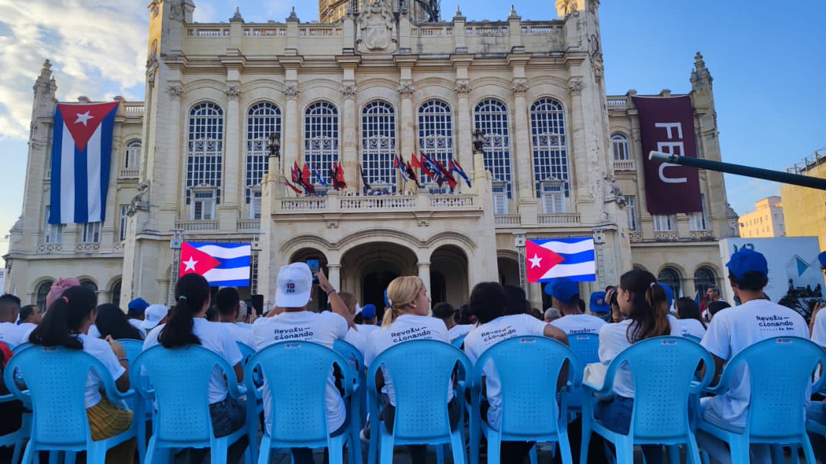 JLBrocheLorenzo's tweet photo. Muchas Felicidades a la @FeuCuba en el aniversario de su fundación. Una organización cargada de historia y compromiso con la Patria, el tránsito por ella deja recuerdos inolvidables. Disfruten el centenario y gracias por #JuntarYVencer.
#Cuba #CubaViveyVence @UJCdeCuba https://t.co/w1BPvc8Cv5