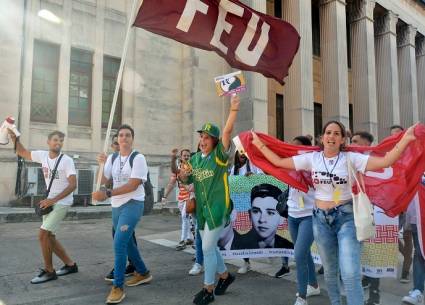 JLBrocheLorenzo's tweet photo. Muchas Felicidades a la @FeuCuba en el aniversario de su fundación. Una organización cargada de historia y compromiso con la Patria, el tránsito por ella deja recuerdos inolvidables. Disfruten el centenario y gracias por #JuntarYVencer.
#Cuba #CubaViveyVence @UJCdeCuba https://t.co/w1BPvc8Cv5