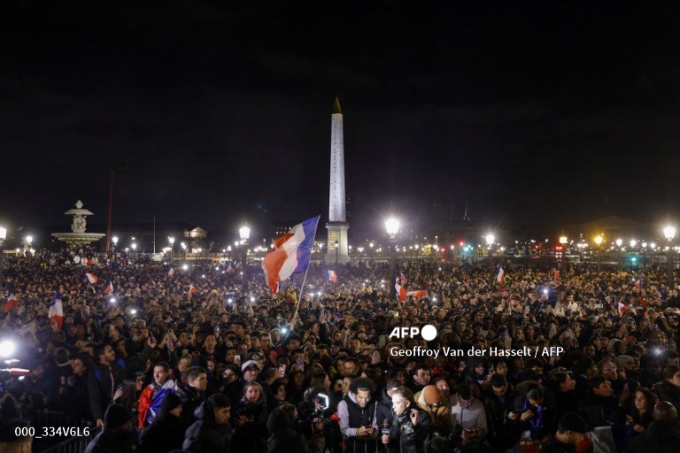 AFPphoto's tweet photo. #Qatar2022 
Jubilant welcome for French team on World Cup return. #AFP 
📷 @gvanderhasselt 
📷 Christophe Archambault https://t.co/Le2gPVzUbW