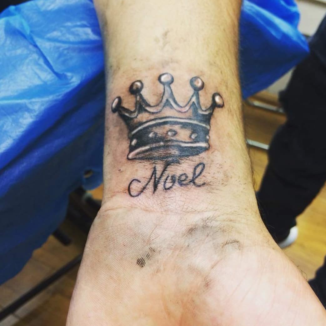 #tattoo #remotetattoos #ink #inked #art #tattooartist #tattooart #tattooed #tattoolife #tattooideas #love #artist #blackwork #crown #tattoodesign #travel #tattooing #tattooist #blackandgreytattoo #tattooink #tatuajes #londontattooist #me #tattoostyle #wristtattoo #drawing