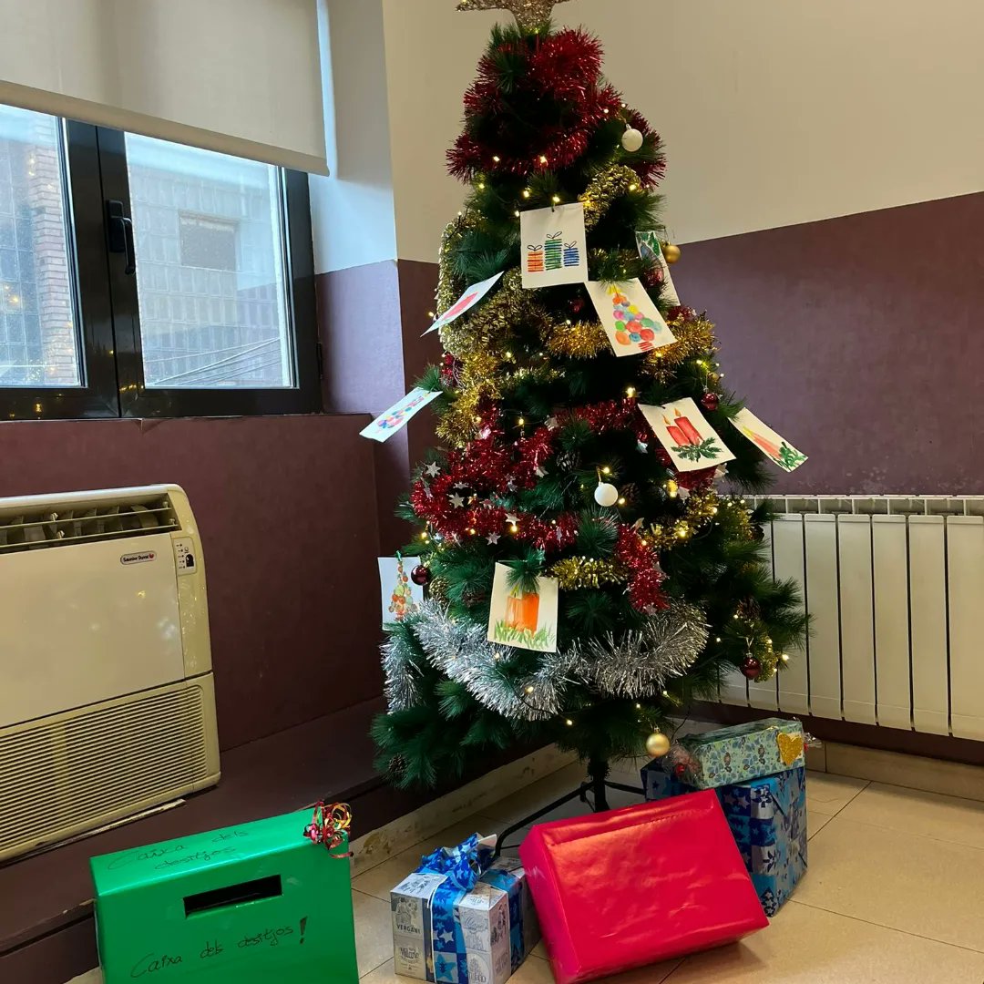smcanoia's tweet photo. Des de Salut Mental Anoia us destigem Bones Festes i Bona entrada d'any 2023🎉🎄

✨Les millors coses de la vida no es troben sota l'arbre, sinó en les persones que ens envolten. ✨

Aquestes  festes el Club Social segueix obert i amb activitats pels participants! https://t.co/m49iYEhkUJ