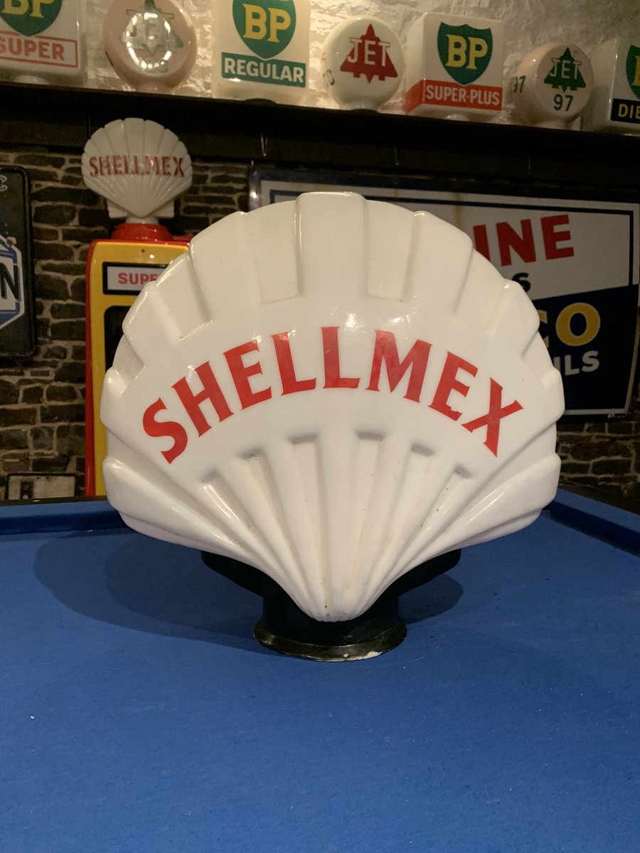 UKREST0RATI0N's tweet photo. A 1930s Shell “Fat Red” Shellmex Globe.

#vintageglobes #globes #automobilia #shellmex #fatred #petroliana #collectable #vintageshell #vintage #ukrestoration #garage #nfs #motoringmemorabilia #petrolpumpglobe #shellglobe #privatecollection #rarevintageglobe #fatshell https://t.co/03uLyQTmLk