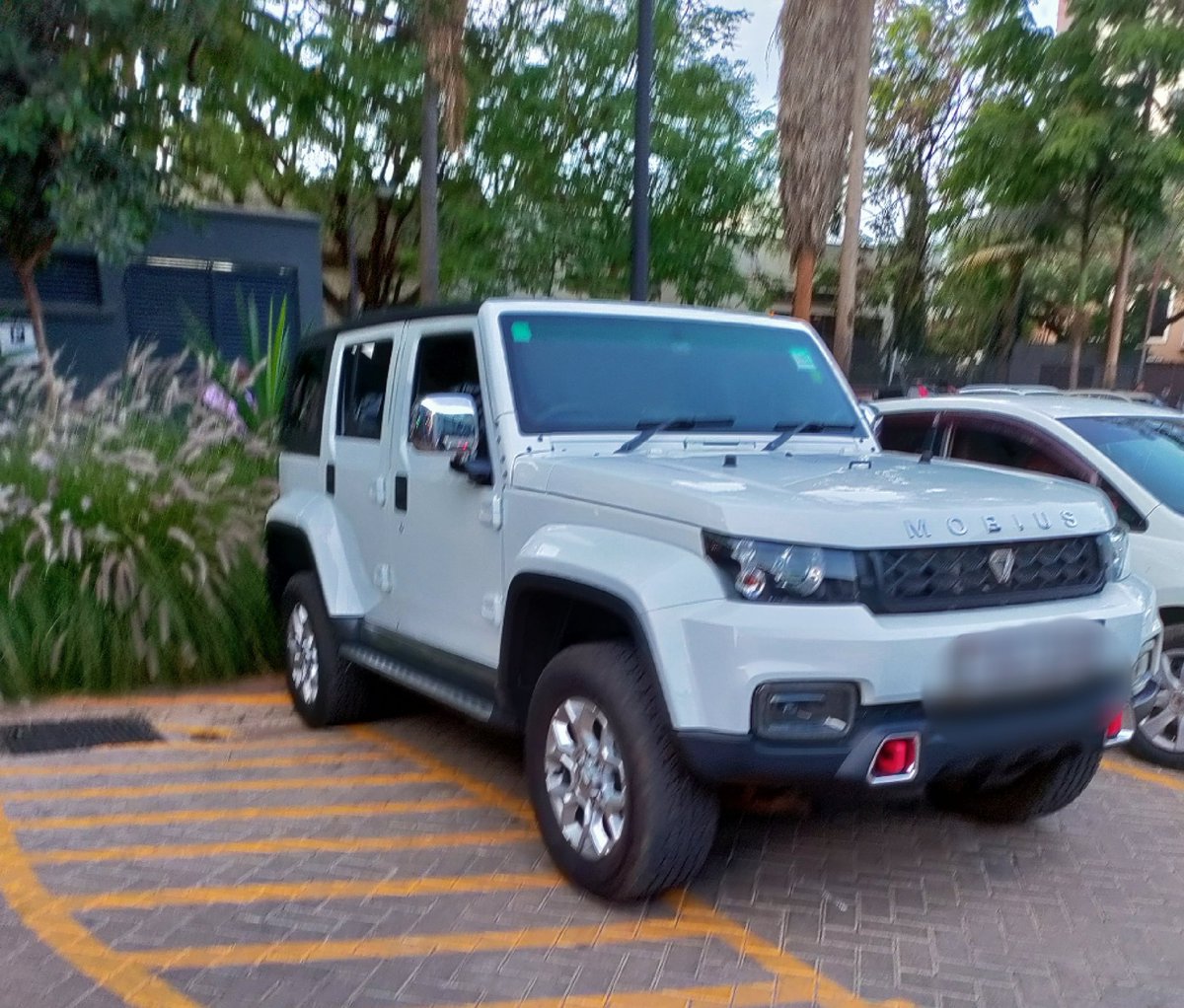 T3rblot's tweet photo. Made in Kenya or assembled in Kenya? #Mobius3 Cute like Nairobi women though https://t.co/CCxxLVFBRJ
