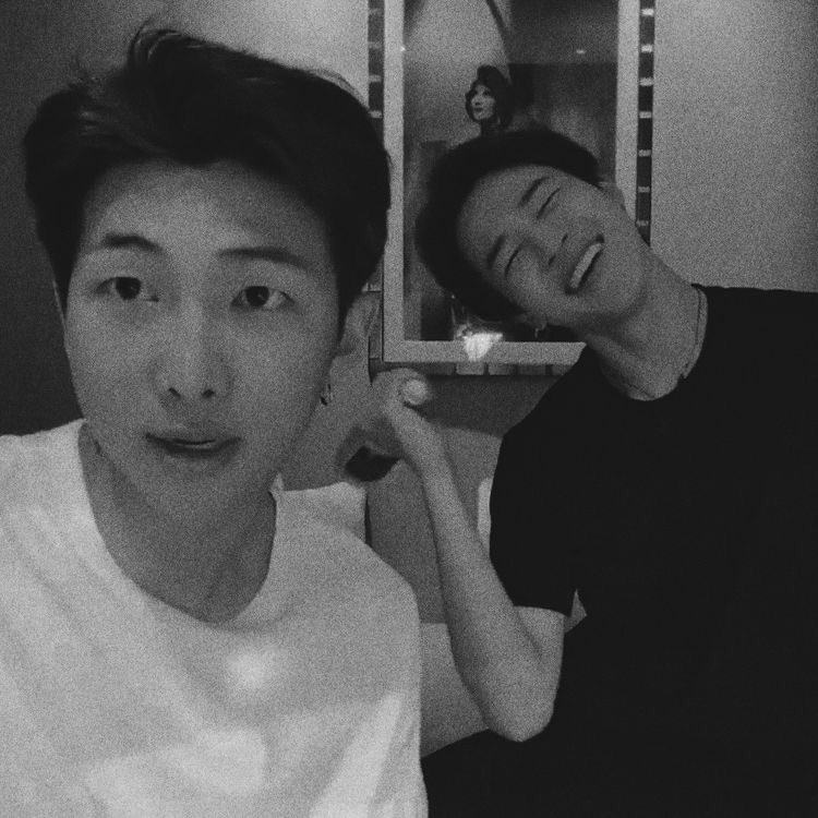 dotCorvin's tweet image. ————
           ——•—— Miss you. @lev1nee