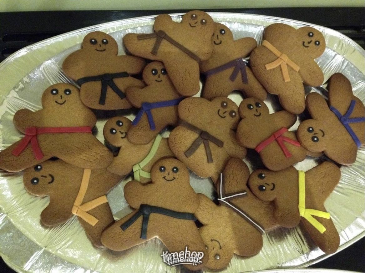 LouBcakes's tweet photo. Throwback to a past #Christmas when I clearly had too much time on my hands!! #ninjabreadmen #karate #festive #baking https://t.co/iVuo3Em3Ty