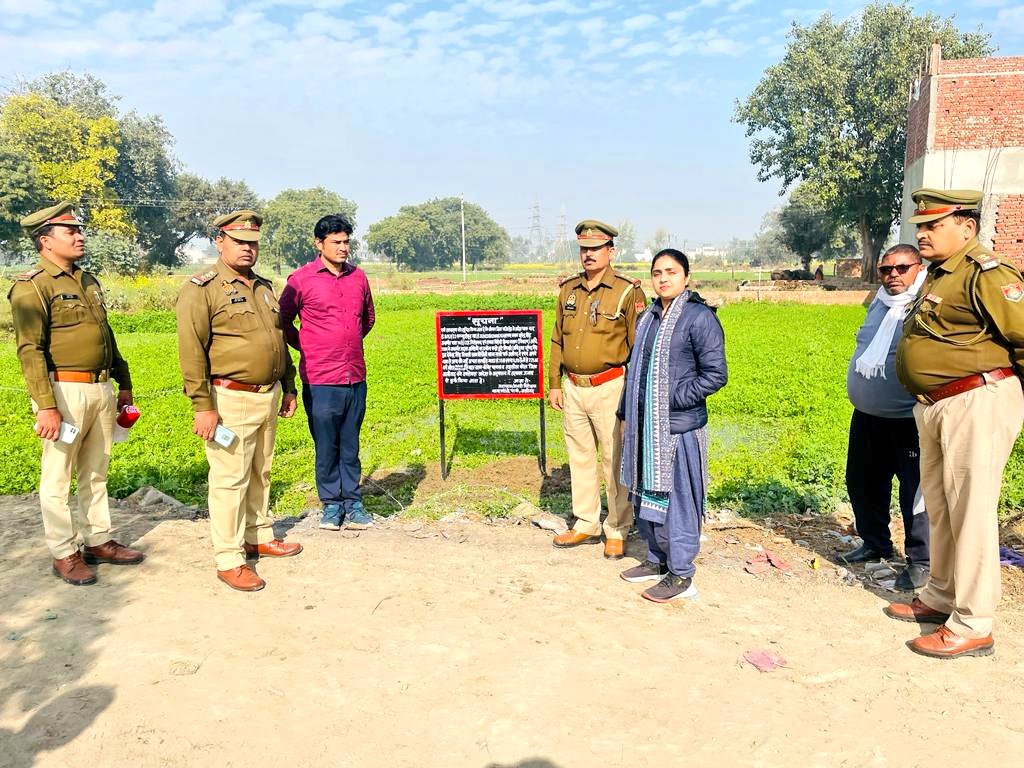 aligarhpolice's tweet photo. #SSP_Aligarh के निर्देशन में #AligarhPolice ने गैंगस्टर की कार्यवाही के बाद सम्पत्ति जब्तीकरण की कार्यवाही के क्रम में शातिर अभियुक्त भूपेन्द्र सिंह द्वारा अवैध रूप से अर्जित अचल सम्पत्ति "बाजार कीमत करीब 1.5 करोड़ रुपये" गैंगस्टर अधिनियम की धारा 14 (1) के अन्तर्गत की गई जब्त ! https://t.co/NHzLuqvkGG