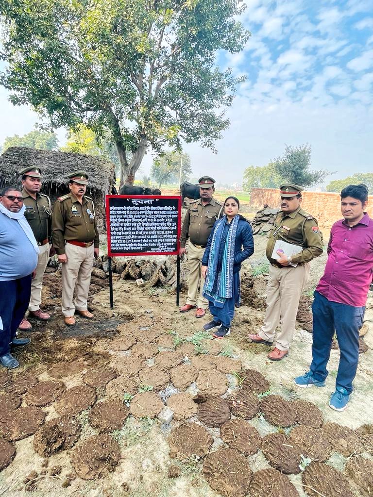 aligarhpolice's tweet photo. #SSP_Aligarh के निर्देशन में #AligarhPolice ने गैंगस्टर की कार्यवाही के बाद सम्पत्ति जब्तीकरण की कार्यवाही के क्रम में शातिर अभियुक्त भूपेन्द्र सिंह द्वारा अवैध रूप से अर्जित अचल सम्पत्ति "बाजार कीमत करीब 1.5 करोड़ रुपये" गैंगस्टर अधिनियम की धारा 14 (1) के अन्तर्गत की गई जब्त ! https://t.co/NHzLuqvkGG