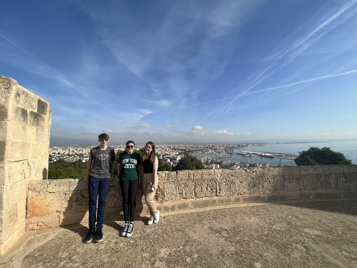 ForgeValleyMFL's tweet photo. Ahora hemos subido al castillo de Belvér por el bosque y disfrutamos de unas vistas preciosas 😍
#ForgeOnTour #PalmaDeMallorca #SixthFormTwitterTakeover https://t.co/02n7DqvZQ5