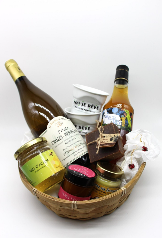 OTDromArdeche's tweet photo. 🎁IDEES CADEAUX 🎁
🎅Dernière semaine pour acheter vos cadeaux de noël. 
 🇫🇷 Et si vous achetez local ! 
🤩Rendez-vous dans notre office de tourisme afin de pouvoir profiter de votre panier garni personnalisé.  
👇👇
https://t.co/t1Ta5IwE4A

#ideecadeau #NOEL2022 https://t.co/zZh7OI59Qg