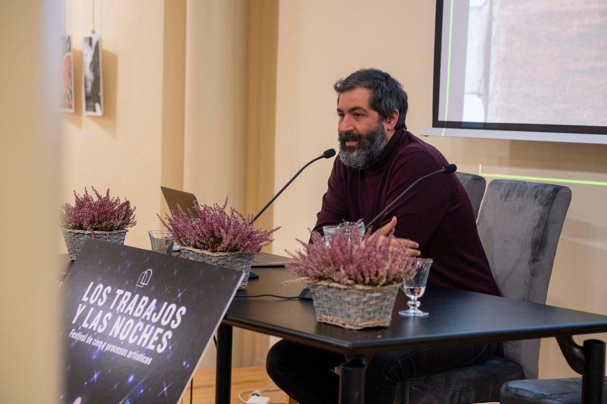 El tercer día de nuestro Seminario, María Antón Cabot se conectó online para contarnos su proceso con Sóc vertical…, un camino que va desde investigar la historia arquitectónica de Benidorm hasta hallar textos que acercaban las personalidades de Belén Esteban y Sylvia Plath.❤️