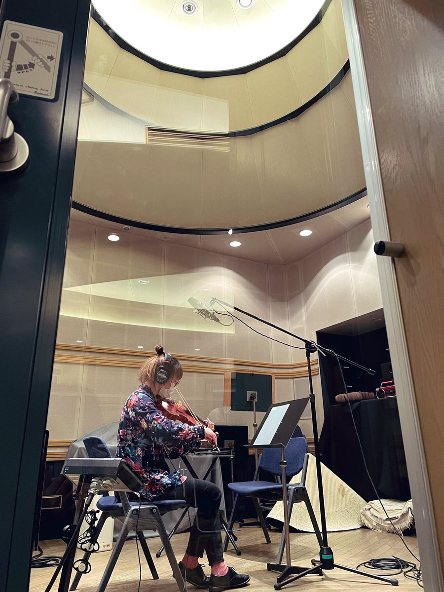 fiddle_nukkey's tweet photo. 某番組の音楽のレコーディング@soundinn_studio に行ってきました🎻和やかな現場☺️作曲アレンジャーのAsu(ああす)さん。ありがとうございました。仕上がり楽しみー！！無事終えた私の後は笛のパトリくん。偉ぶった写真撮ってみようと思ったんけど、ただ疲れて座った人みたいになっちゃった（笑） https://t.co/p8ThL3WMty