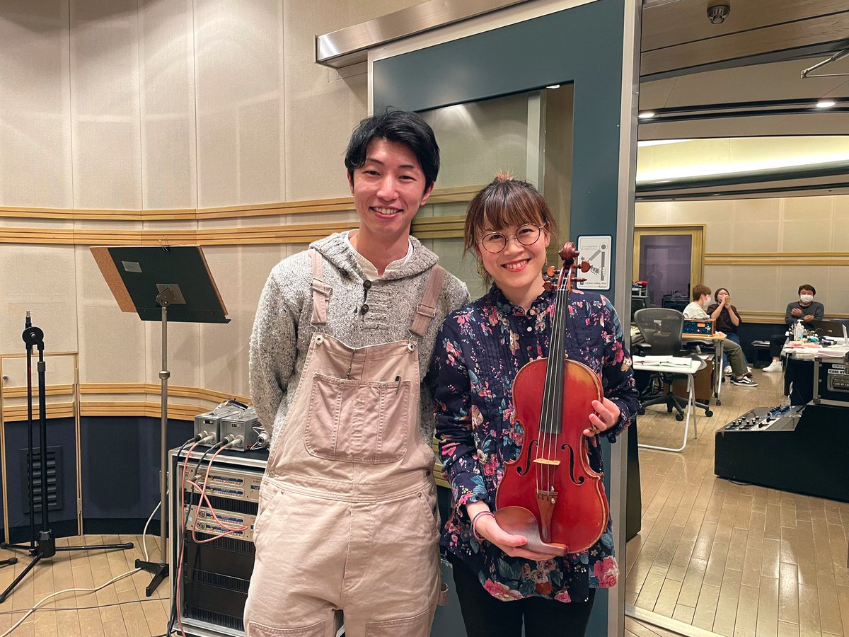 fiddle_nukkey's tweet photo. 某番組の音楽のレコーディング@soundinn_studio に行ってきました🎻和やかな現場☺️作曲アレンジャーのAsu(ああす)さん。ありがとうございました。仕上がり楽しみー！！無事終えた私の後は笛のパトリくん。偉ぶった写真撮ってみようと思ったんけど、ただ疲れて座った人みたいになっちゃった（笑） https://t.co/p8ThL3WMty