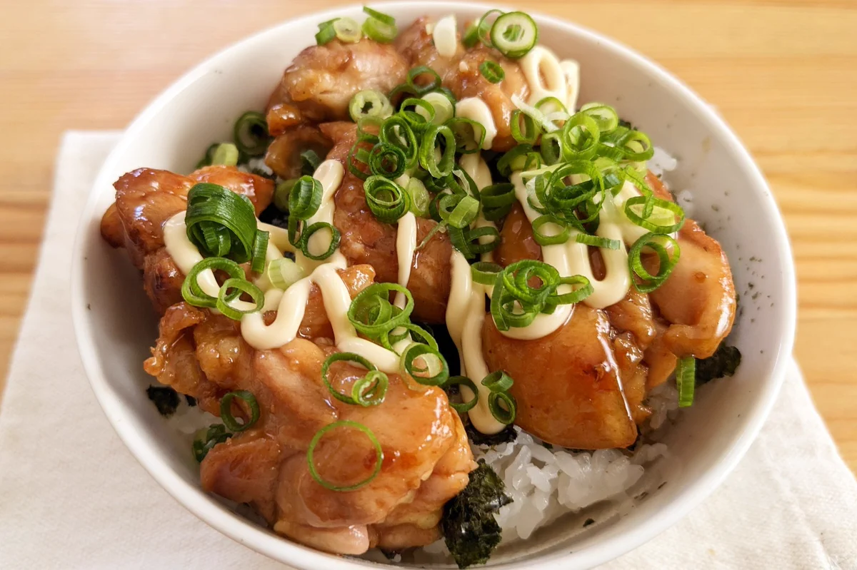 フライパンひとつでできる！簡単「バター照りマヨ丼」。
