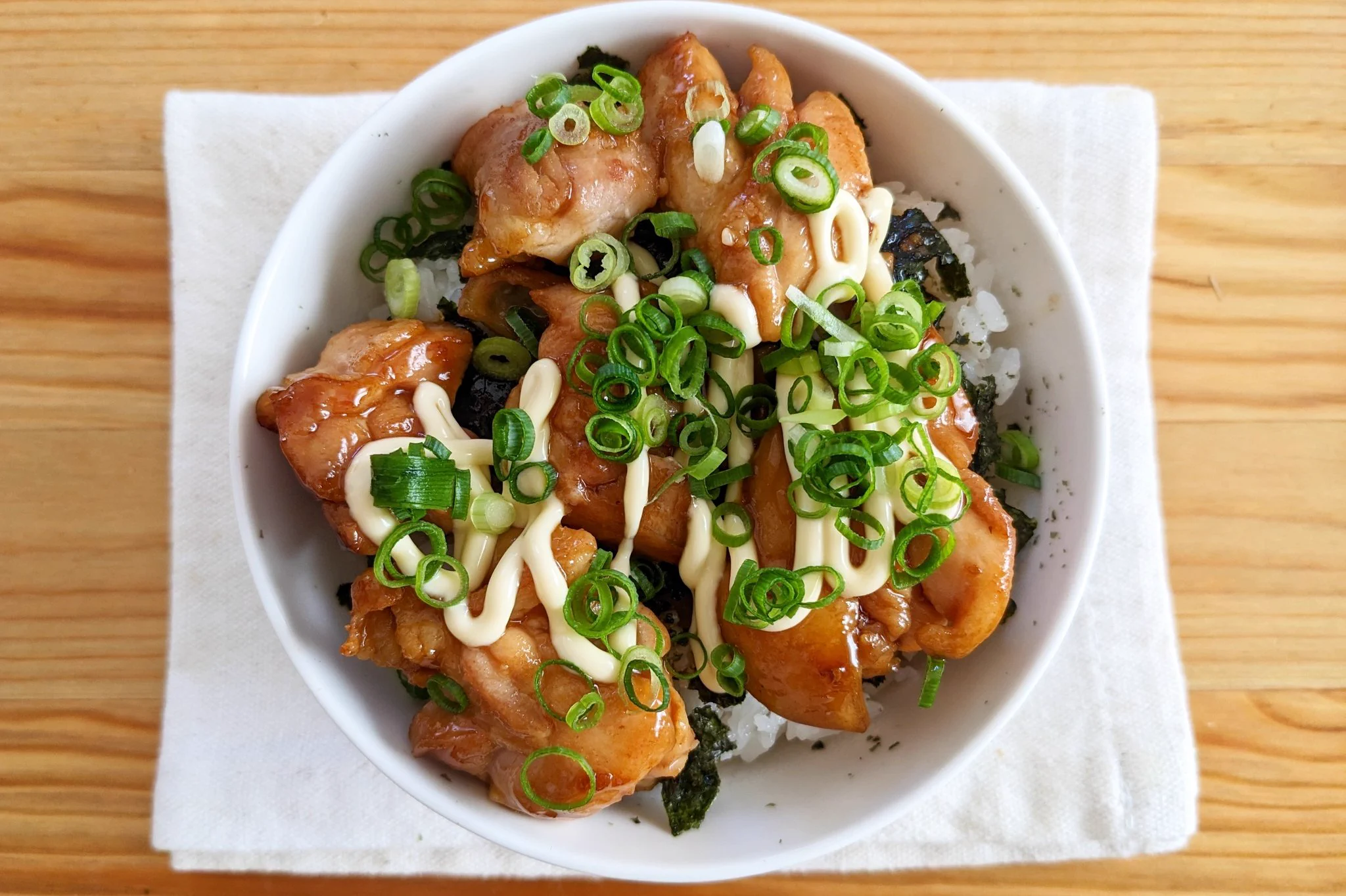 フライパンひとつでできる！簡単「バター照りマヨ丼」。