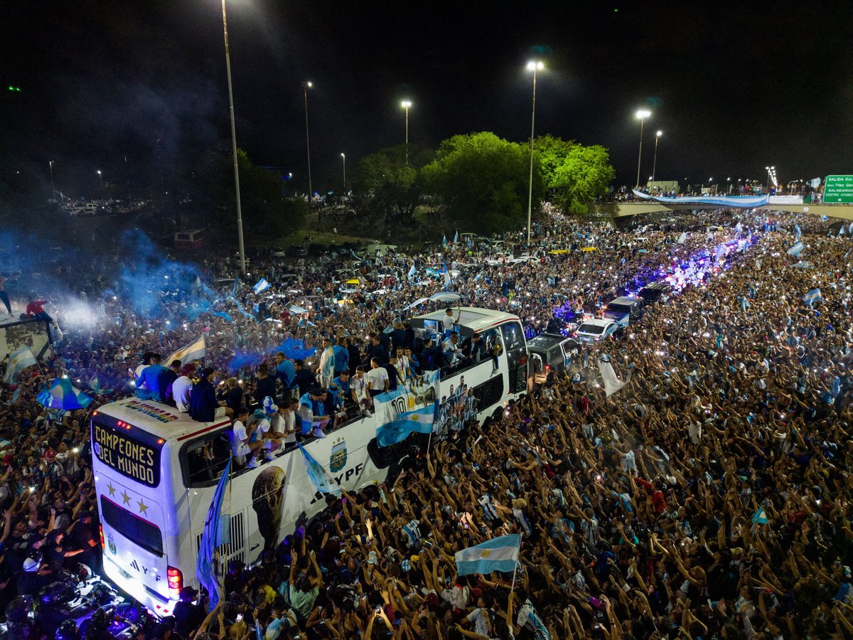 JacobsBen's tweet photo. This was 3.30am in Buenos Aires as Argentina’s World Cup winners returned home! 🤩🇦🇷 https://t.co/lKB7Ob9Ble