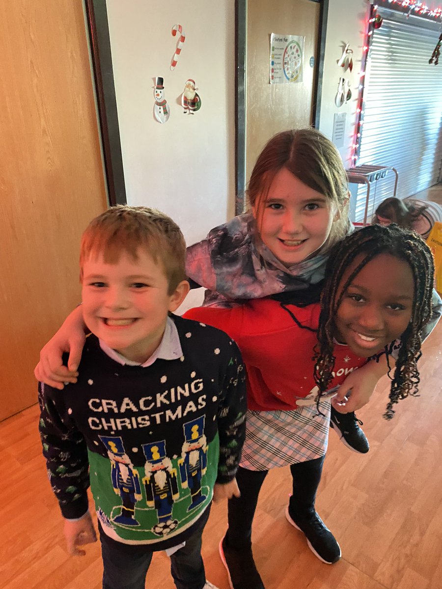 NewParkPrimary's tweet photo. Christmas Disco #NP_4L https://t.co/IZlKqLJu4b