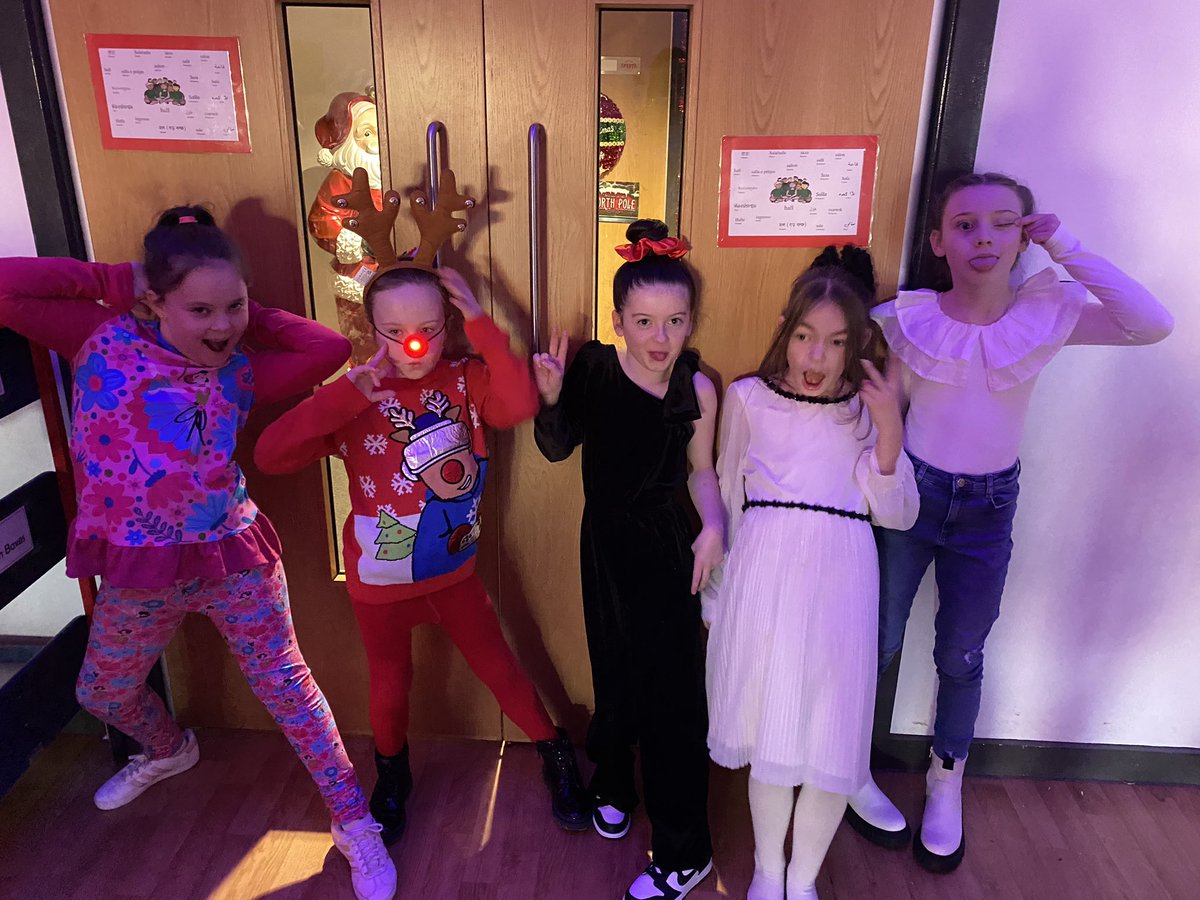 NewParkPrimary's tweet photo. Christmas Disco #NP_4L https://t.co/IZlKqLJu4b