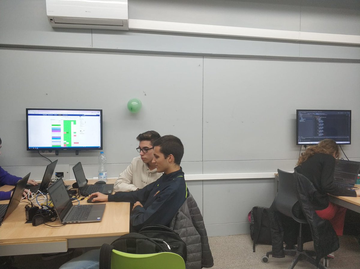 inspalamos's tweet photo. Els alumnes de 2n de Desenvolupament d'Aplicacions Multiplataforma escalfant motors pel concurs #programame a l'entrenament de Nadal, finalitzant a les posicions 20, 46 i 190 de 303 equips. #inspalamos #fp #fpbaixemporda https://t.co/w5XtNV2cWy