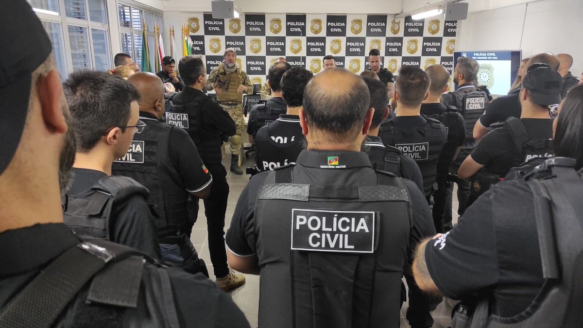 policiacivilrs's tweet photo. #OpCostaneira contra tráfico de drogas e associação para o tráfico, em Eldorado do Sul, prende 9 e apreende arma, documentos e celulares. Investigações iniciaram há 6 meses, após cumprimento de mba em residência de criminoso, onde foram localizados R$ 8.225,00. #DP_EldoradoDoSul https://t.co/UMPcKysSgL