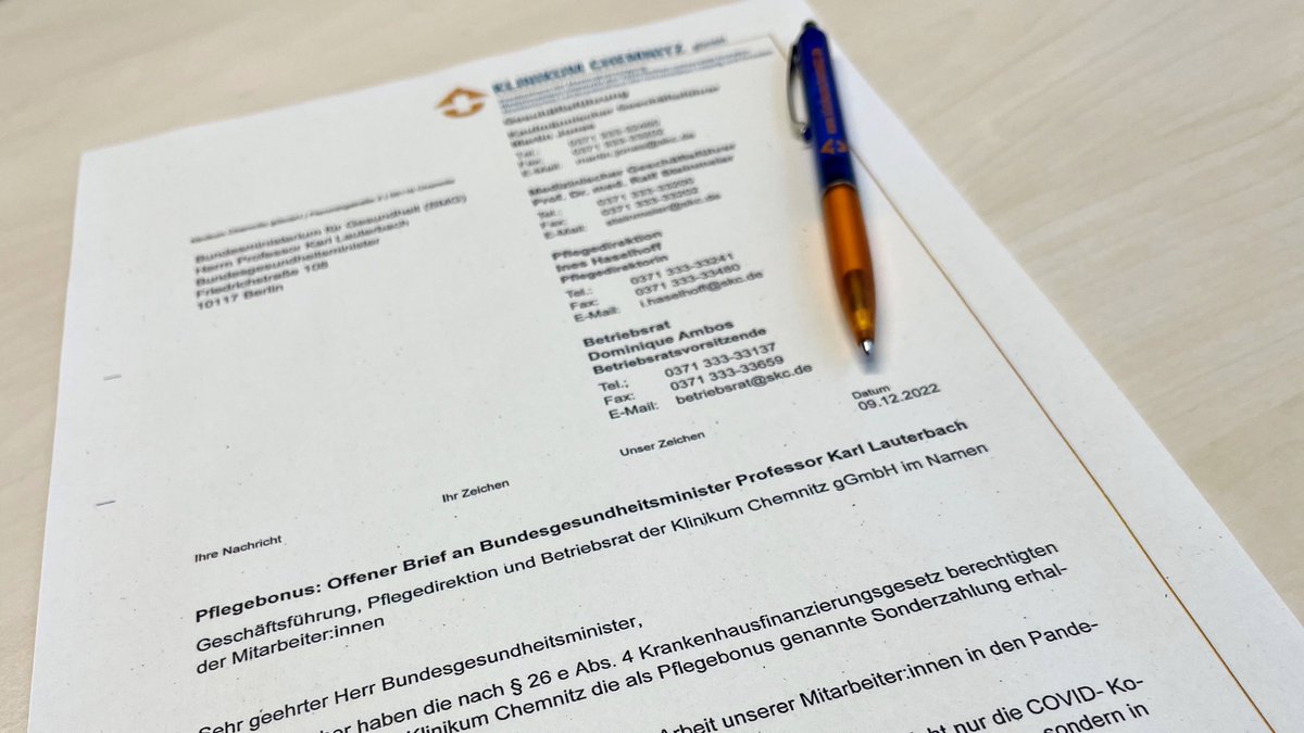 Beim Pflegebonus sollten alle bedacht werden, die während der Pandemie Außerordentliches geleistet haben. Deshalb unser Offener Brief <a href="/Karl_Lauterbach/">Prof. Karl Lauterbach</a>.
Hier der vollständige Wortlaut bit.ly/3PIS58Y