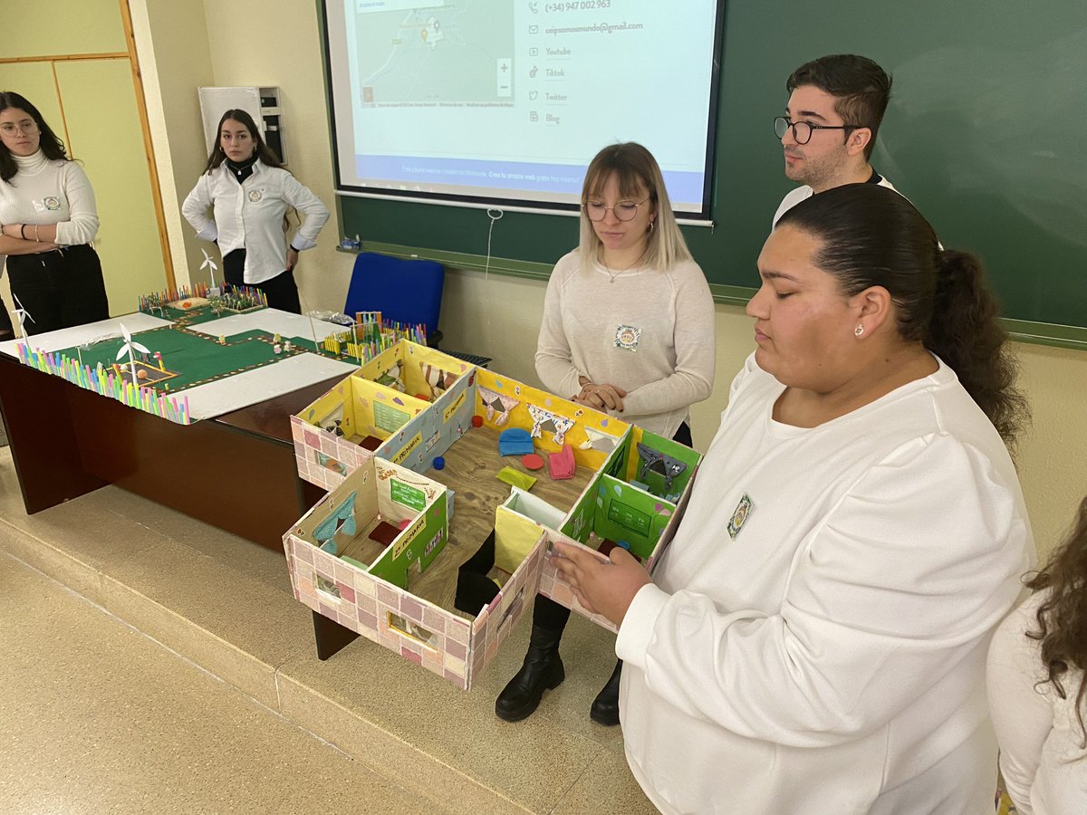 JavierUJA's tweet photo. El @CEIPSomosMundo nos presentan, muy bien uniformados y con un tríptico informativo, cómo está organizado su centro y todos sus recursos. Gran trabajo equipo! 👏🏼👏🏼👏🏼

#Sapereaude https://t.co/zIt9TwMJDn