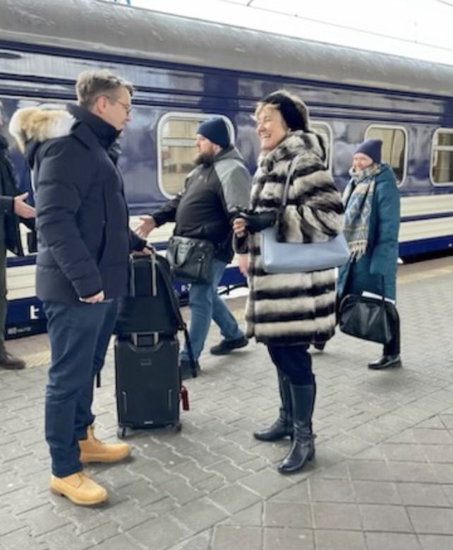 tobiaslindner's tweet image. Meine letzte Reise vor Weihnachten führte mich mit dem Nachtzug nach #Kiew. Vor ziemlich genau einem Jahr war ich zuletzt hier. Seit dem 24. Februar arbeite ich an der Frage, wie wir die 🇺🇦 bestmöglich unterstützen können. Nun mache ich mir ein Bild von der Lage vor Ort.