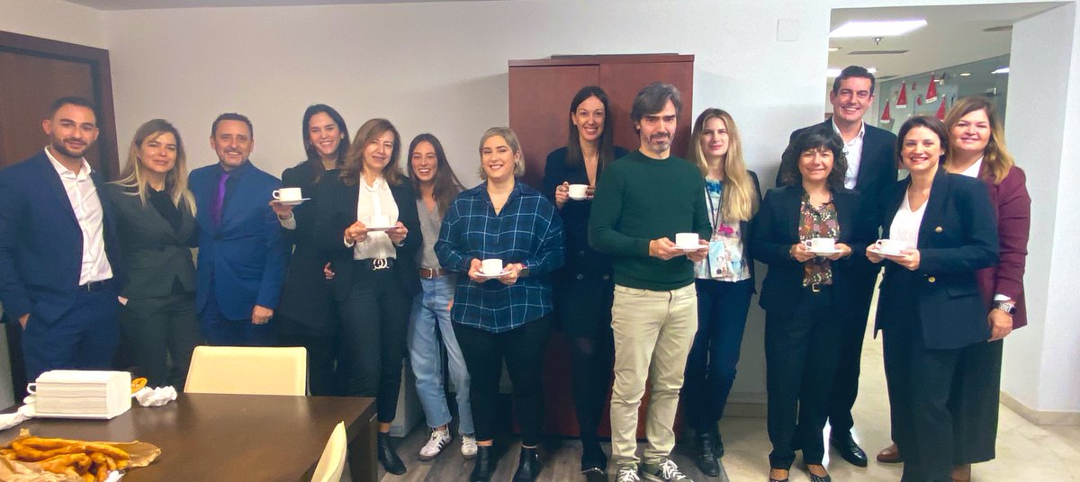 DesireeGiner's tweet photo. Detallazo de la Dirección de nuestros hoteles de Sevilla !!! 
Churros con chocolate para un desayuno sorpresa!!!! 

Que suerte la nuestra ❤️
@Melia__Sevilla @MeliaLebreros @HotelColonGM #wearemelia https://t.co/MGeBYee0Xf