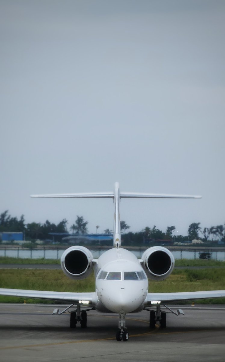 skytoursmv's tweet image. A mile of runway will take you anywhere
#bombardier #bombardierglobal7500 #VelanaAirport