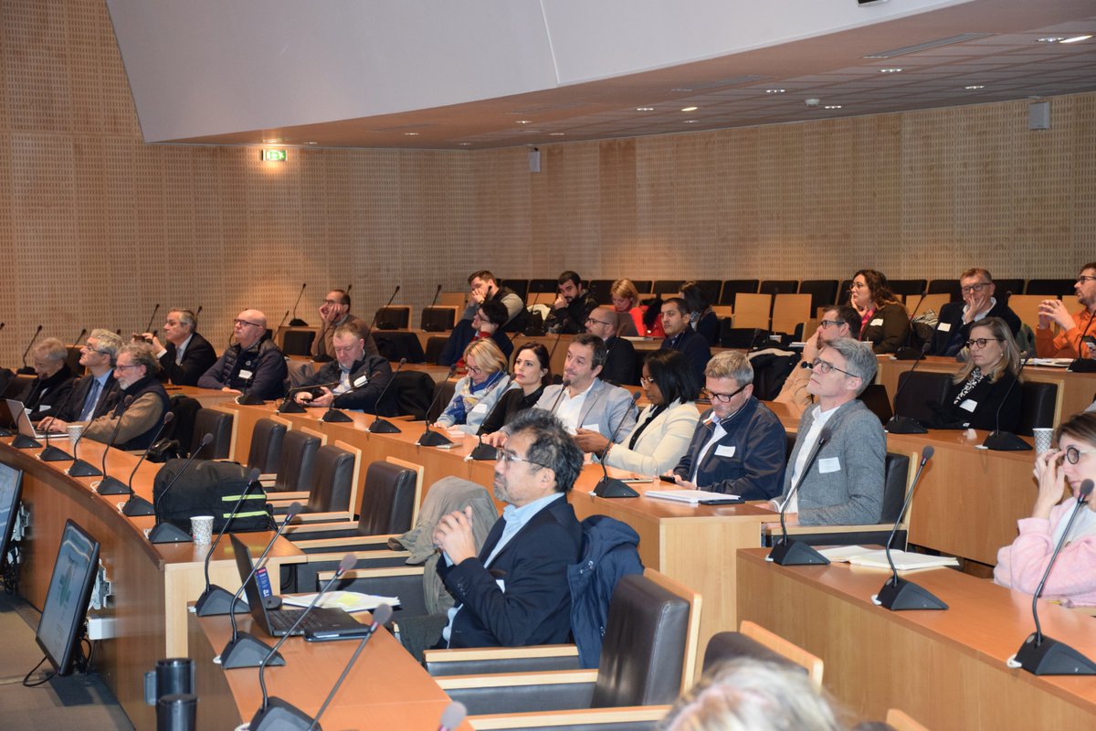 EVE_Transport's tweet photo. Les entreprises de la région Normandie engagées dans le #programmeEVE se sont réunies pour échanger sur les solutions de transport multimodales pour favoriser la #décarbonation du secteur du #transport routier.

+ d'infos 👉 https://t.co/WfAFxLkbQG https://t.co/r7IJhalYrt