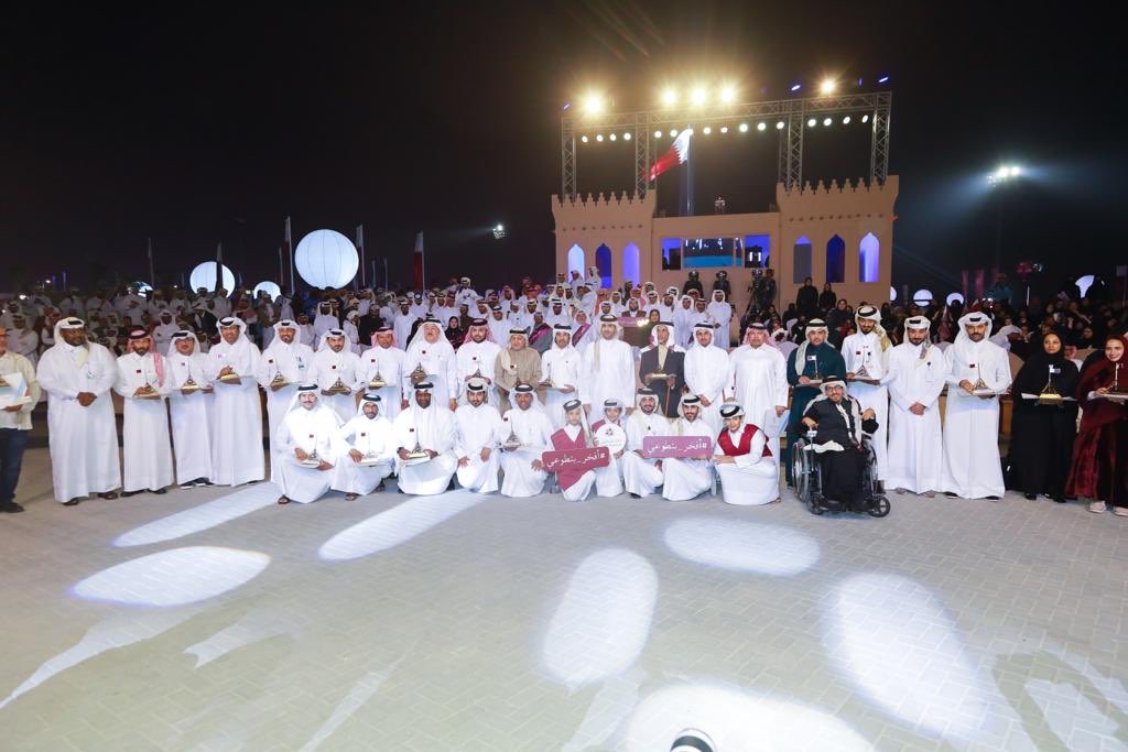 NadeebQa's tweet photo. 📸| سعادة الشيخ عبدالرحمن بن حمد آل ثاني وزير الثقافة ورئيس اللجنة المنظمة لاحتفالات اليوم الوطني للدولة يُكرم رؤساء اللجان والفعاليات والجهات التي شاركت في فعاليات #اليوم_الوطني بـ #درب_الساعي

@ahjh_althani | #وحدتنا_مصدر_قوتنا 🇶🇦
@MOCQatar | #نديب_قطر | #قطر https://t.co/3kfS3G9WwR