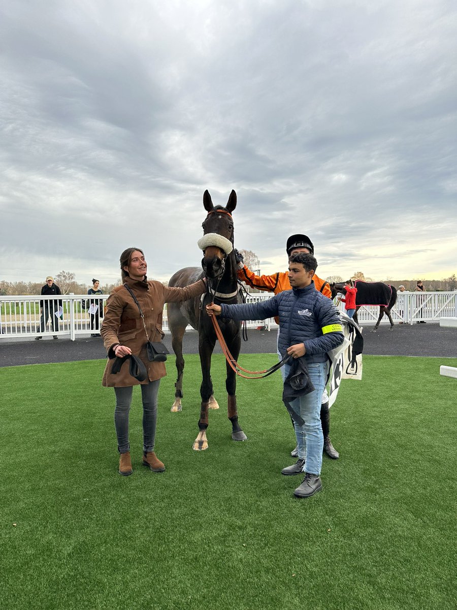 Hippodrome_Pau's tweet photo. Le grand jour s’impose dans cette première course sous la selle de Johnny Charron et à l’entraînement de @CamillePeltier 👏🏼🏇🥇 https://t.co/EH6LklTJkm