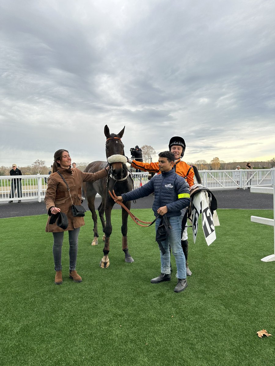 Hippodrome_Pau's tweet photo. Le grand jour s’impose dans cette première course sous la selle de Johnny Charron et à l’entraînement de @CamillePeltier 👏🏼🏇🥇 https://t.co/EH6LklTJkm