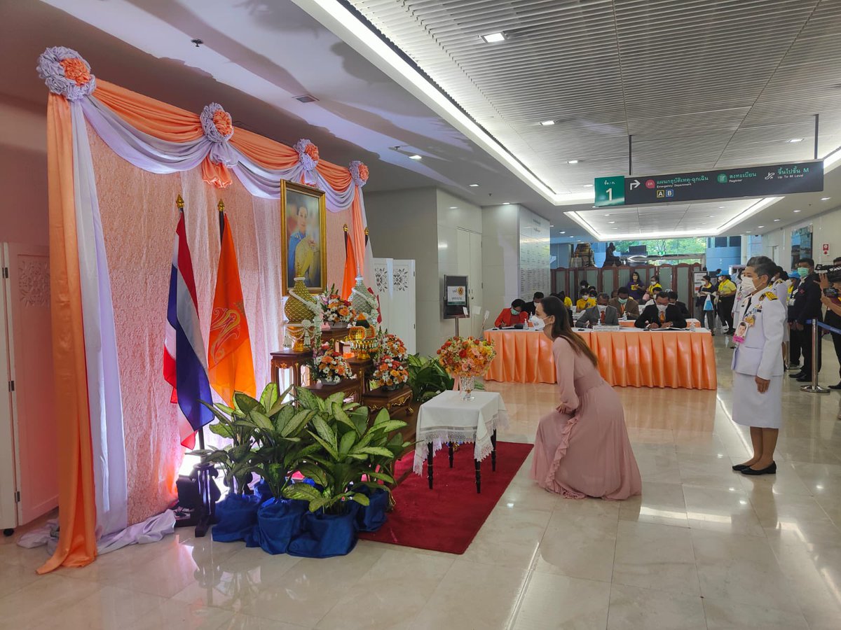 PaolaBenaglia's tweet image. #constantinianorder #princessbajrakitiyabha #ทรงพระเจริญ
Presenting flowers and signing well-wishes for H.R.H. Princess Bajrakitiyabha Narendira Debyavati at Chulalongkorn Memorial Hospital #Bangkok #Thailand