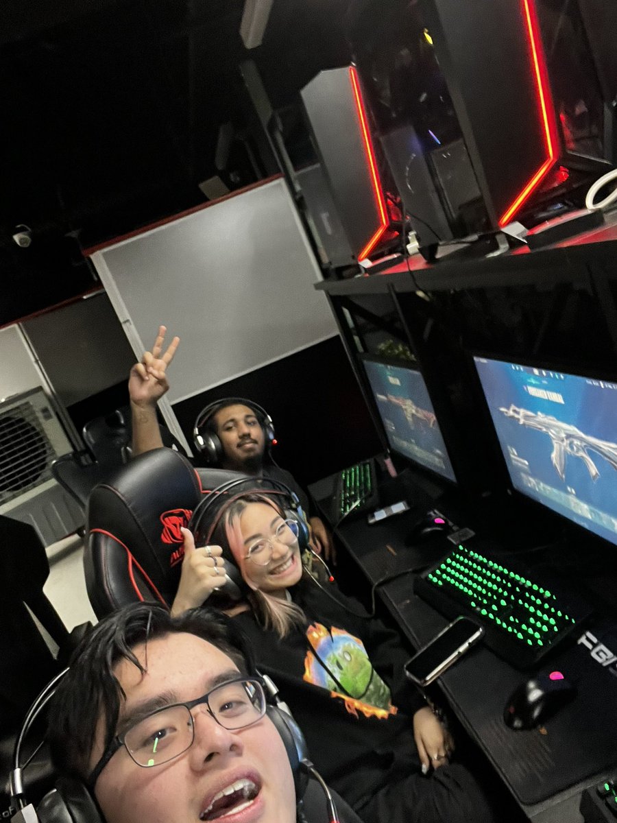 sxlvauwu's tweet photo. don’t queue diamond lobbies, we’re drunk N high 😈 https://t.co/4JRVqnsr6N