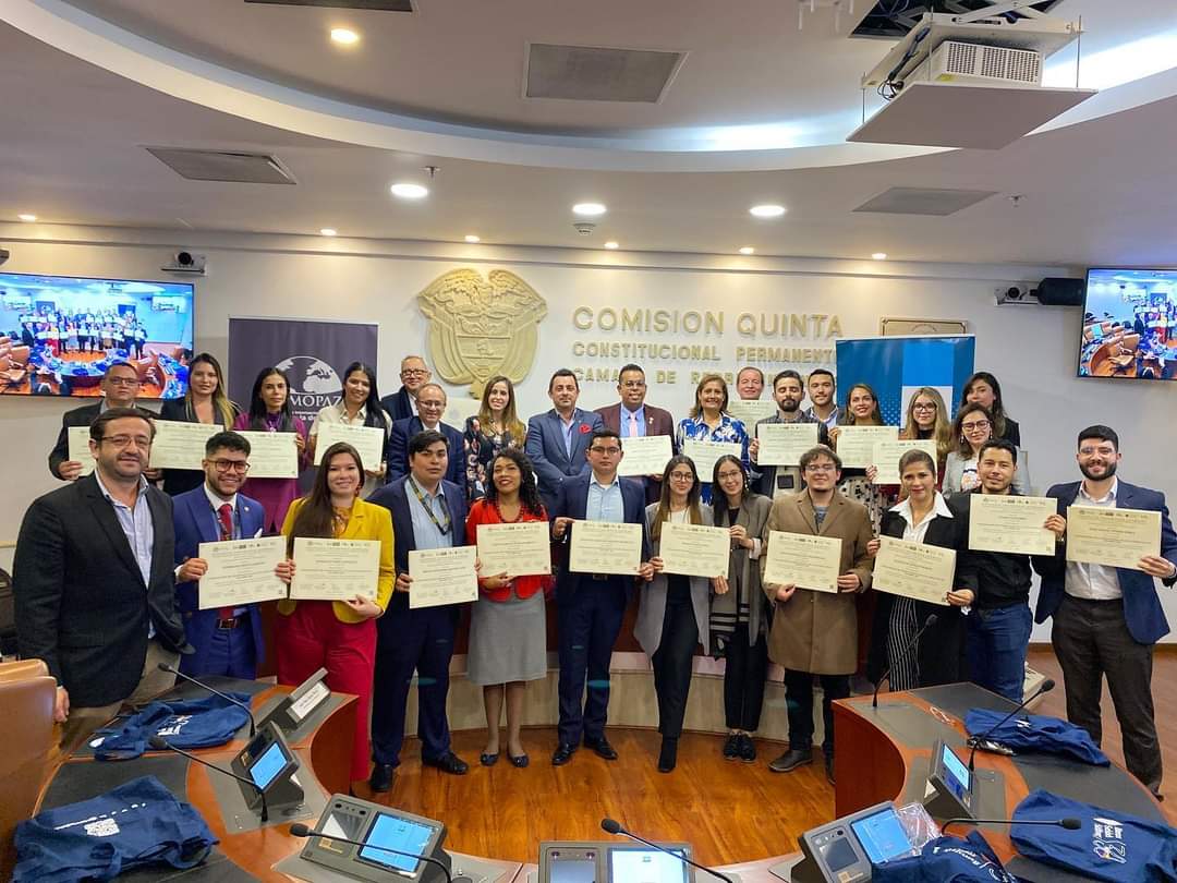HannsSeidelCol's tweet photo. #Adventskalender2022 🎄 Diciembre 20: Culminamos la 6ta versión del Diplomado en Tecnica Legislativa en colaboración con la Universidad Javeria y Fundación Domopaz, beneficiando a integrantes de UTL y funcionarios del Congreso de la República.
#30AñosDeHSS
@HSSde https://t.co/z7Rwec0lrN