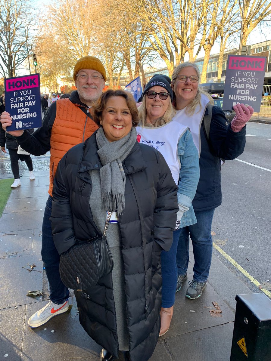 Lovely to have the @theRCN Director of Nursing, Nicola Ranger, join us on Fulham Palace Road outside @ImperialNHS Charing Cross Hospital this morning. @MastersonSarahA @DianaBelshaw #RCNStrike #FairPayforNursing