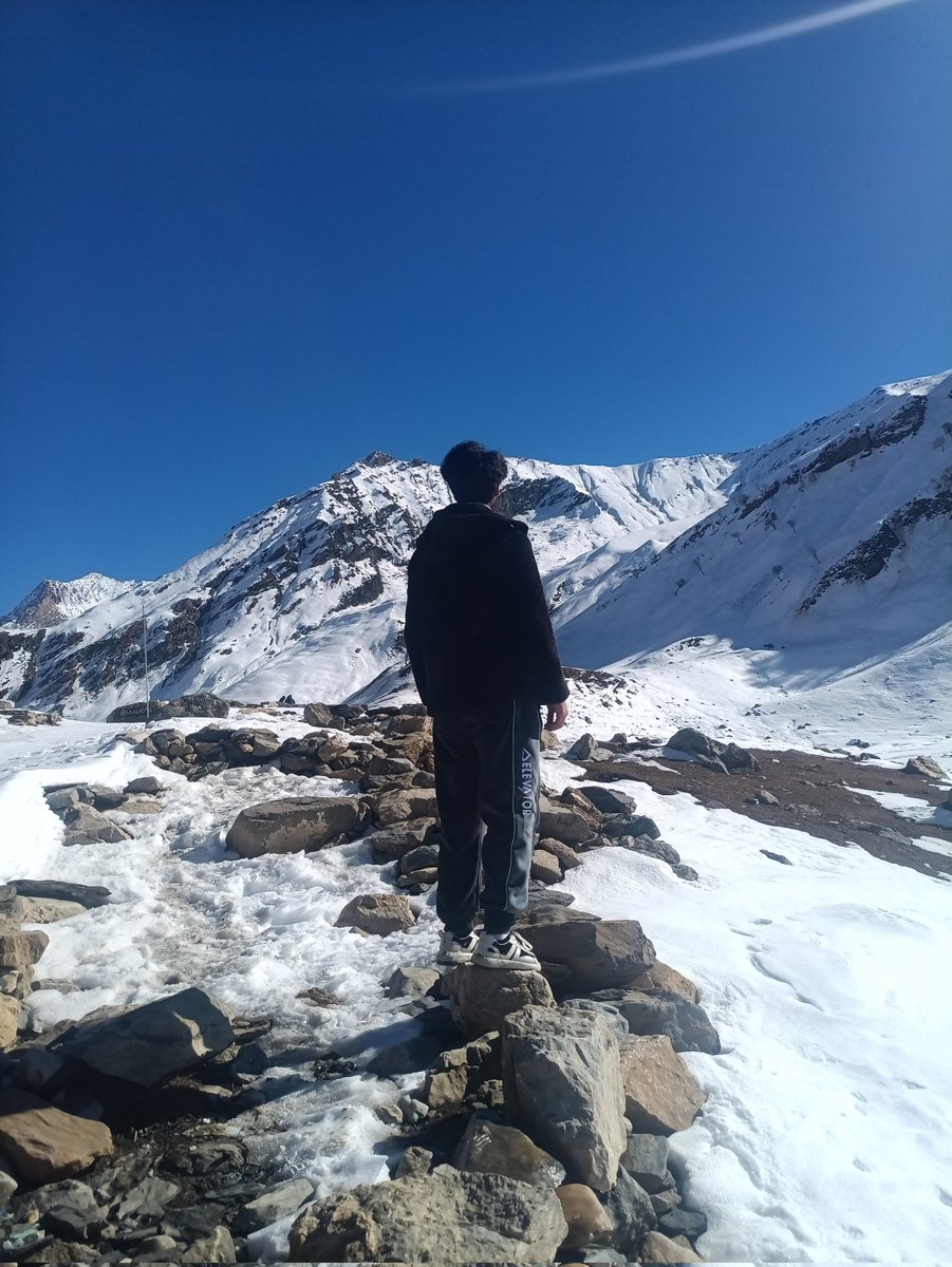muntaxu's tweet photo. #Kashmir #snow #MOUNTAIN #trekking #December https://t.co/tfe8y8QEcm