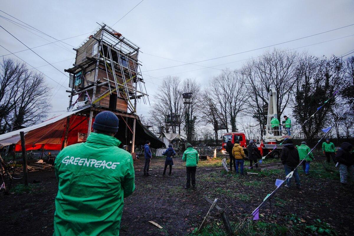 AlleDoerfer's tweet photo. ⚡️ Heute haben wir mit @greenpeace_de &amp; #LütziLebt eine große Solaranlage auf dem Tower in #Lützerath installiert. RWE klemmt den Strom ab? Wir bauen ihn erneuerbar auf! Danke Greenpeace! ✊💚
📷 Bernd Lauter https://t.co/SMIeAtWA8J