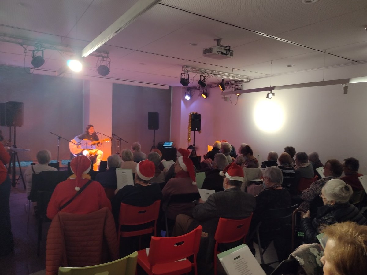 Divendres passat es va fer el dinar de Nadal per a la gent gran del barri que participa a l'Escola de Salut i a Radars.
Va ser una trobada entranyable: nadales, el Tió, bons desitjos pel 2023... #ComissiódeGentGrandeSantAntoni
