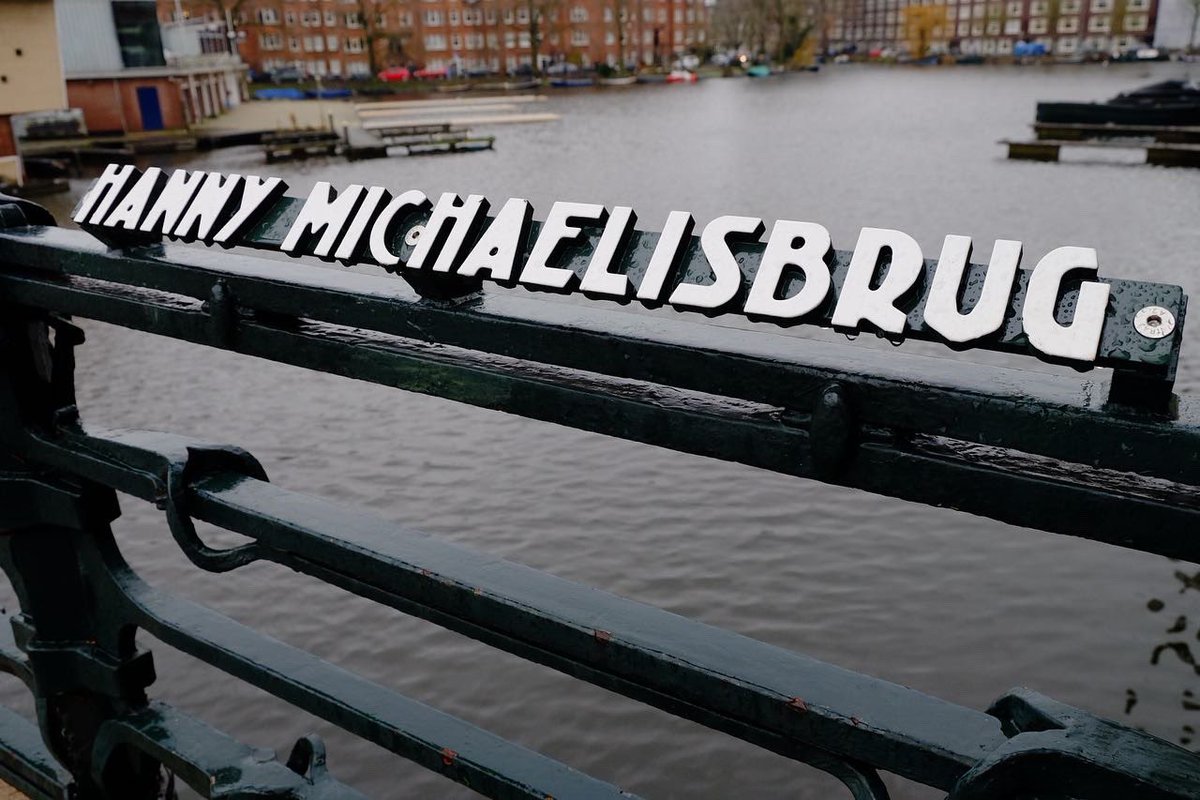 De Hanny Michaelisbrug werd op de 100ste geboortedag van Hanny Michaelis door haar oudste vrienden Bram de Swaan en Josine van het Reve onthuld. Initiatief Nop Maas, Chris Driesen, Lottie Sonepouse en Robin Blanker. Locatie: tussen roeivereniging de Amstel en Apollohotel A’dam.