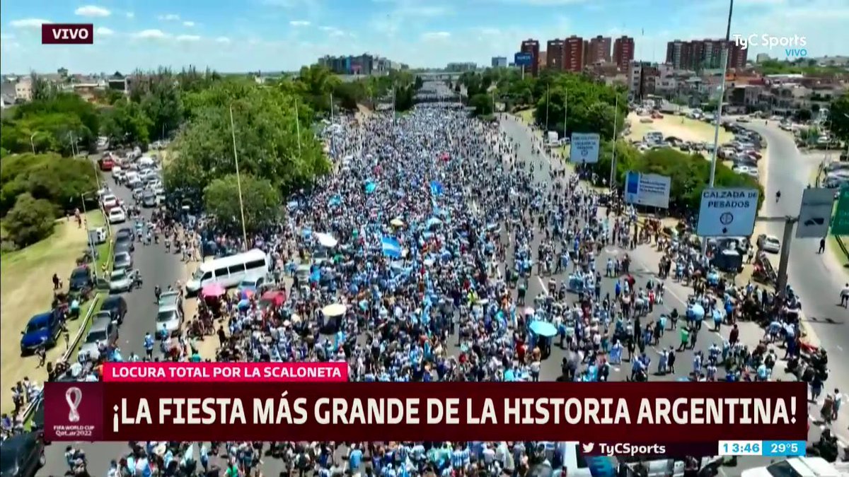 Footballtweet's tweet photo. 4 MILLION PEOPLE have taken to the streets of Buenos Aires to celebrate Argentina's victory. 🤯🇦🇷 

✍️ @TyCSports https://t.co/nJ66v43Dh9