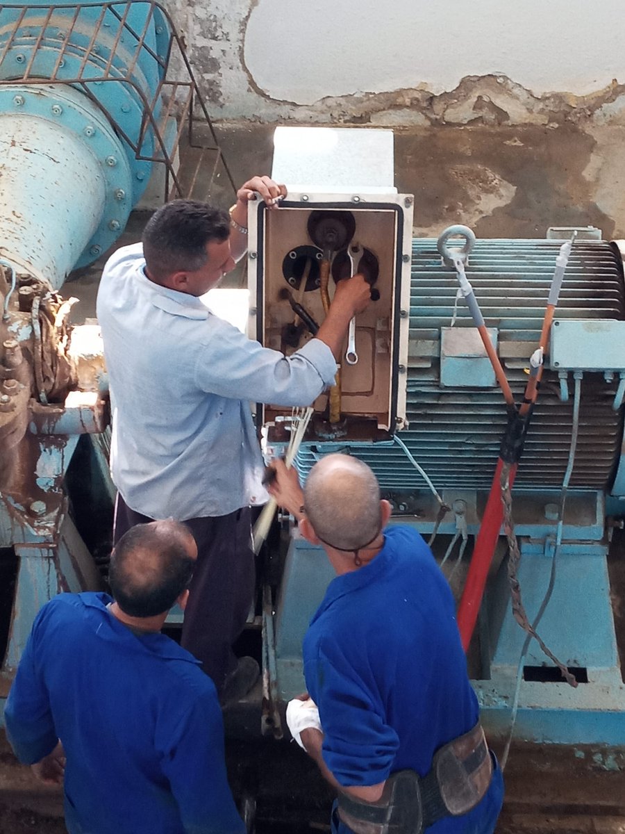 emrohabana's tweet photo. Concluyó la instalación del motor de la bomba 3 en la planta potabilizadora Paso Bonito, donde han laborado especialistas de diversas empresas, #Panelec presente, permitiendo así que se mejore el abasto de agua a la población. #EMROHab #PorCubaTrabajamos https://t.co/t5v9BESFvt