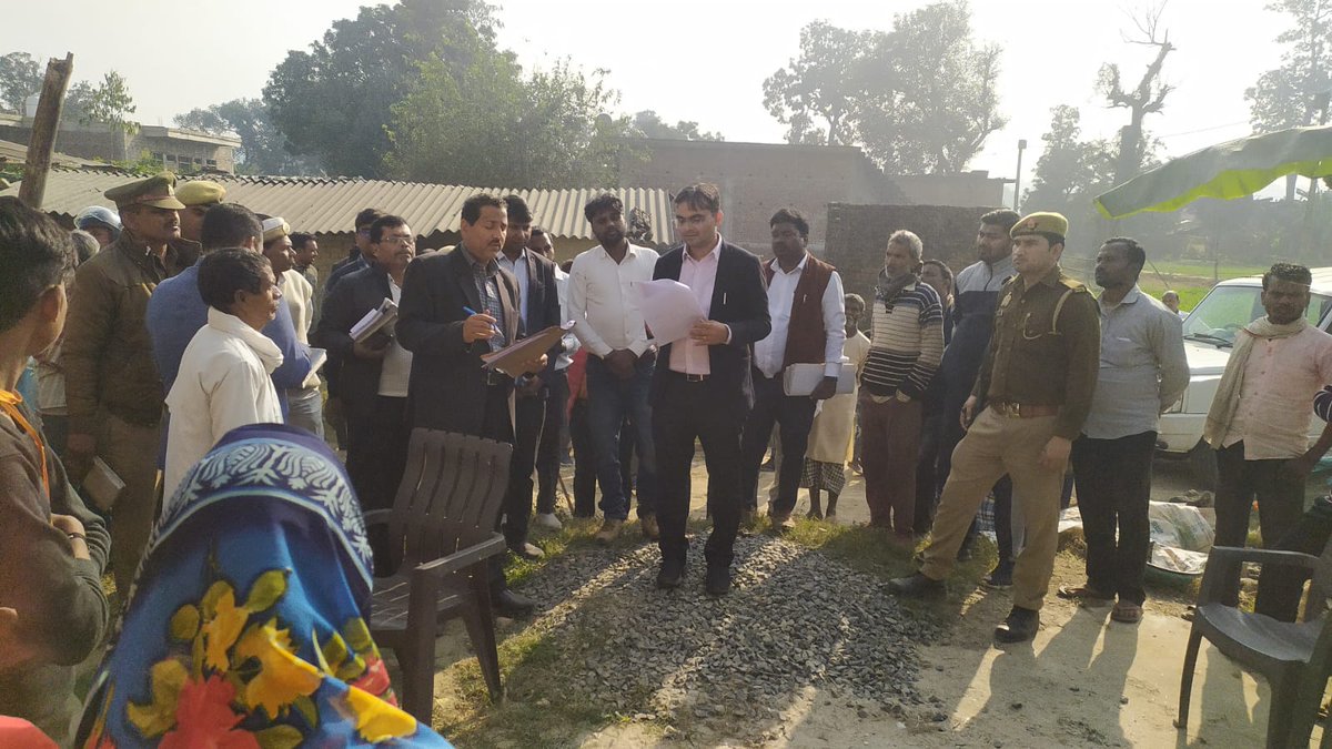 वनटांगिया ग्राम अचलगढ़ मे सस्ते राशन की दुकान का औचक निरीक्षण कर चेकलिस्ट के अनुसार मौजूद सुविधाओ की जानकारी ली गयी।
कोटेदार को सभी मानको के पालन हेतु निर्देशित किया गया।
जिन ग्रामीणो के आधार सीडिंग नही हो रहे हैं, उनके कार्ड मे जरूरी संशोधन करते हुए सीडिग हेतु निर्देशित किया गया