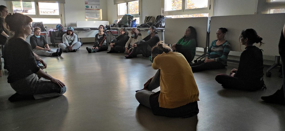 PladebarrisBCN's tweet photo. 🔄Compartim eines per millorar el benestar emocional de les persones que es dediquen a la cura d'altres persones.

👉🏽Una sessió d'autocures molt enriquidora amb les alumnes del CP d'auxiliar sociosanitària.

#VilaVeïna @SJD_SS_Bcn https://t.co/n79o1jNtnM