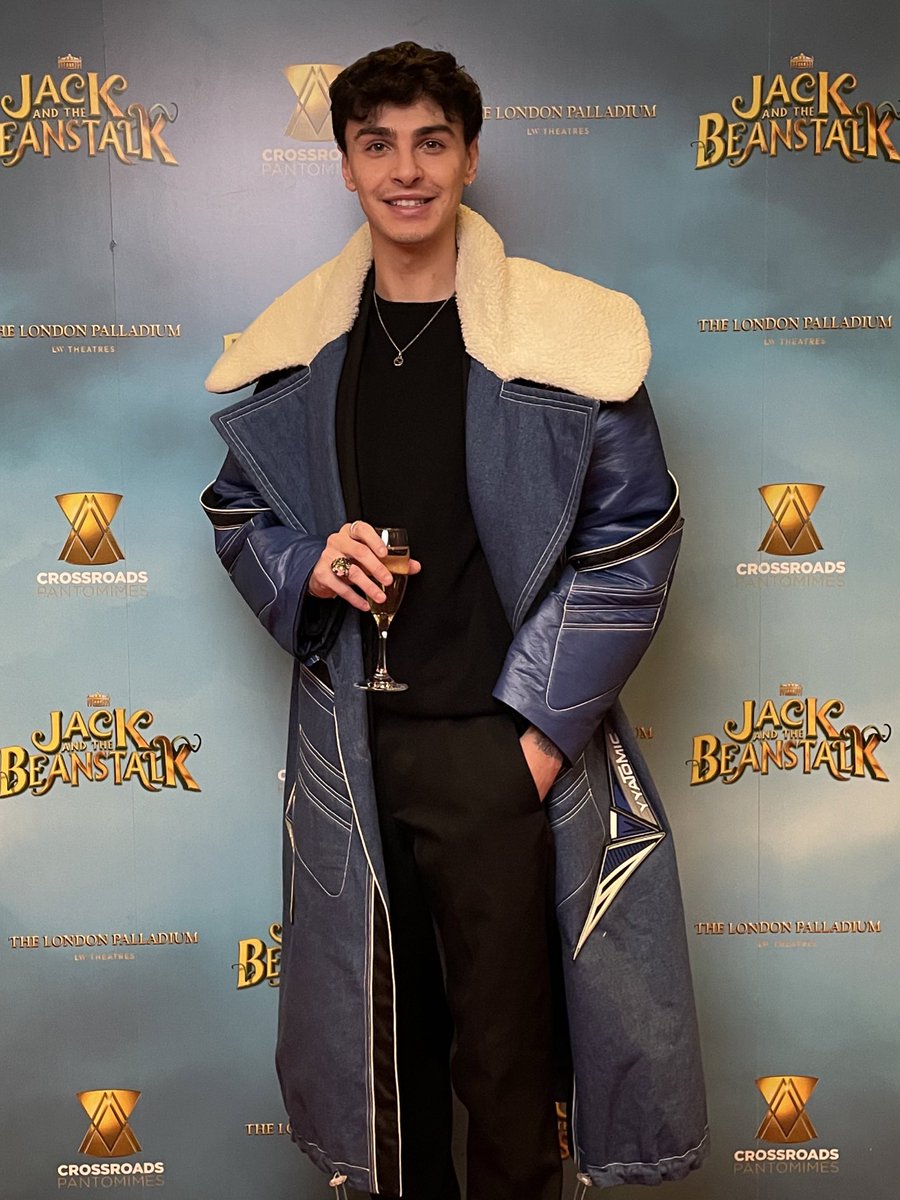 What a fantastic show!! Hands down the biggest beanstalk I’ve ever seen 🌱✨<a href="/PalladiumPanto/">The London Palladium Pantomime</a>