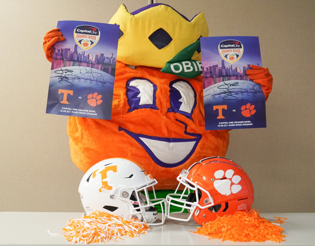 OrangeBowl's tweet image. Hey @vol_football &amp;amp; @clemsonfb fans, we have another giveaway for you! 🚨

We have gameday posters SIGNED by Coaches Swinney &amp;amp; Heupel!

To enter:

1⃣ Follow @OrangeBowl
2⃣ Like &amp;amp; RT this tweet
3⃣ Tag friends below for extra entries 

Winners will be selected Wednesday at 5pm 🍊